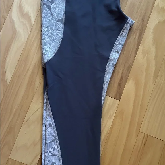 Athleta Large 25” length leggings with dual color. - Picture 3 of 7